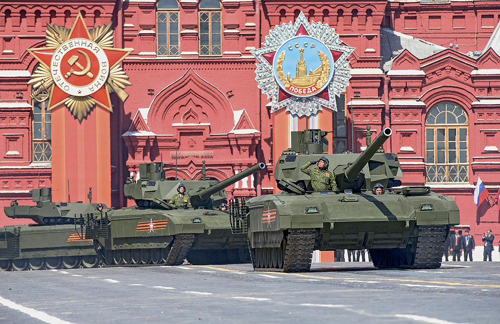 Новейший российский основной боевой танк (ОБТ) Т-14 на базе  универсальной гусеничной платформы «Армата» во время парада 9 мая