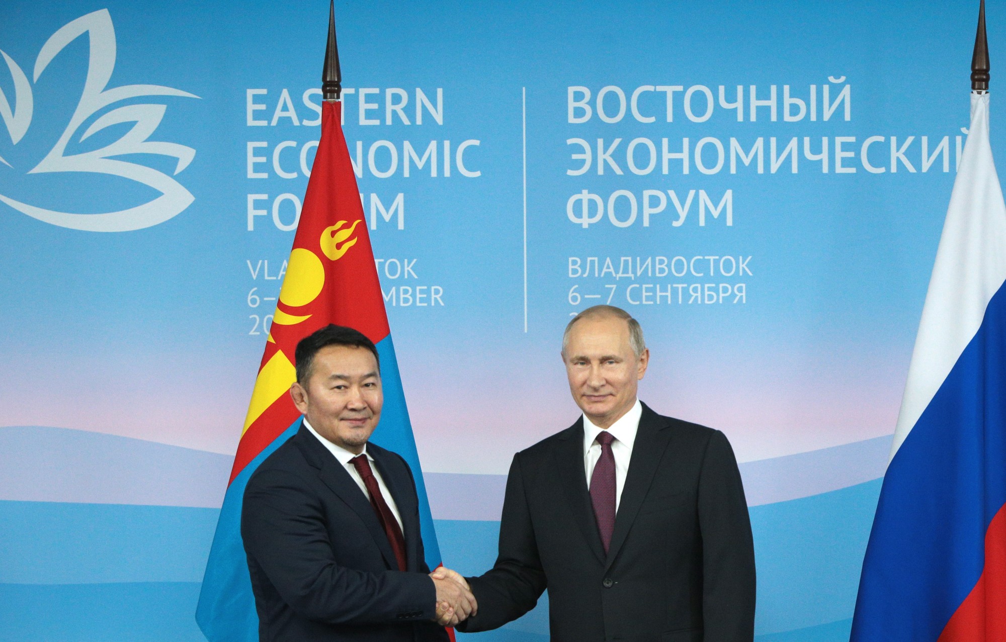 Президент Монголии Халтмаагийн Баттулга и президент РФ Владимир Путин  во время встречи в рамках III Восточного экономического форума