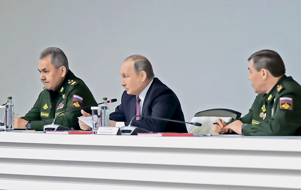 Верховный главнокомандующий Вооружёнными силами Российской Федерации Владимир Путин на расширенном заседании коллегии Министерства обо