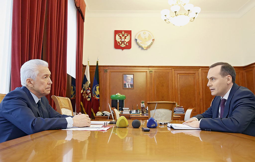 Исполняющий обязанности главы Дагестана Владимир Васильев и премьер-министр Дагестана Артем Здунов