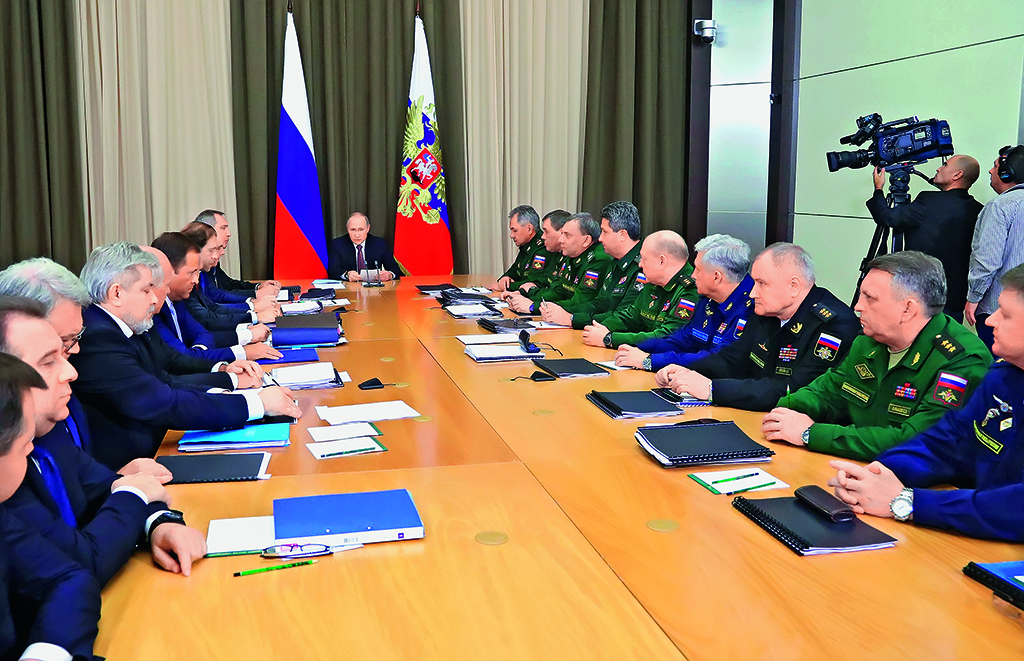 Президент РФ Владимир Путин проводит совещание с руководством Министерства обороны РФ и оборонно-промышленного комплекса 
