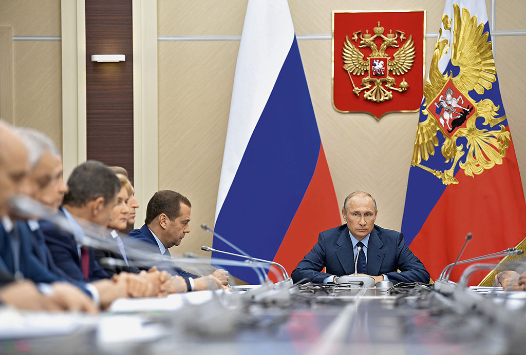 Президент России Владимир Путин на совещании с членами правительства РФ в Ново-Огарево