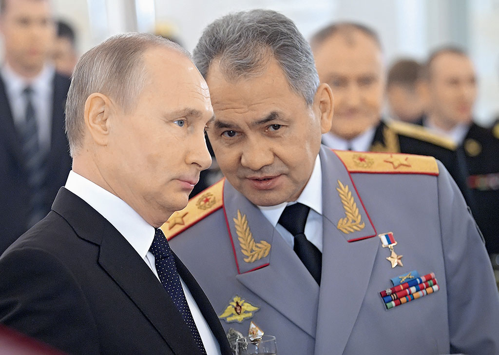 Президент РФ Владимир Путин и министр обороны РФ Сергей Шойгу (справа) во время встречи с военнослужащими Вооруженных сил РФ