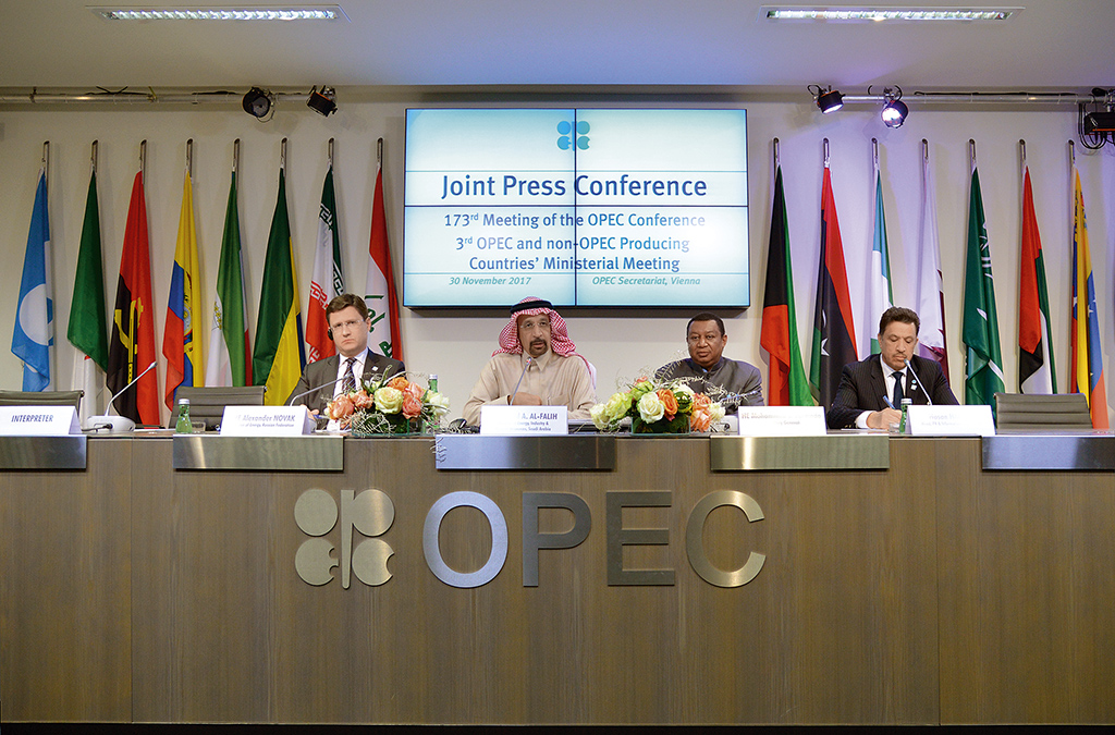 Министр энергетики РФ Александр Новак, президент ОПЕК, министр энергетики Саудовской Аравии Халид аль-Фалих и генеральный секретарь ОПЕК 