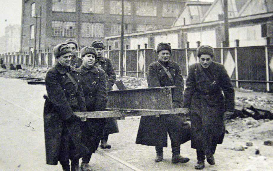 Военнослужащие полка специального назначения УКМК НКВД СССР на строительстве оборонительных сооружений в г. Москве. Осень 1941 года