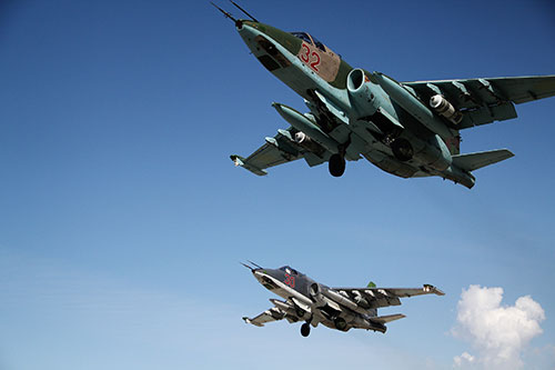 Российские штурмовики Су-25 взлетают с авиабазы "Хмеймим"в Сирии.