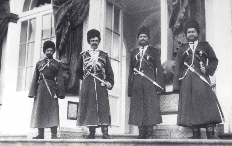 Группа офицеров-конвойцев у входа в Екатерининский дворец.Царское Село (1911)