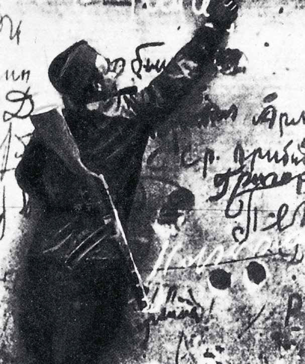 Рядовой 248-го ОБПС М.Ф. Усачев расписывается на стене рейхстага