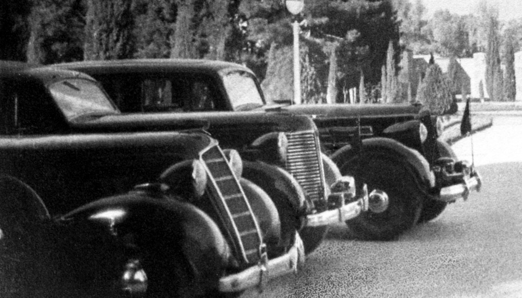 Автомобили в ожидании отъезда советской делегации. Тегеранская конференция. 1943