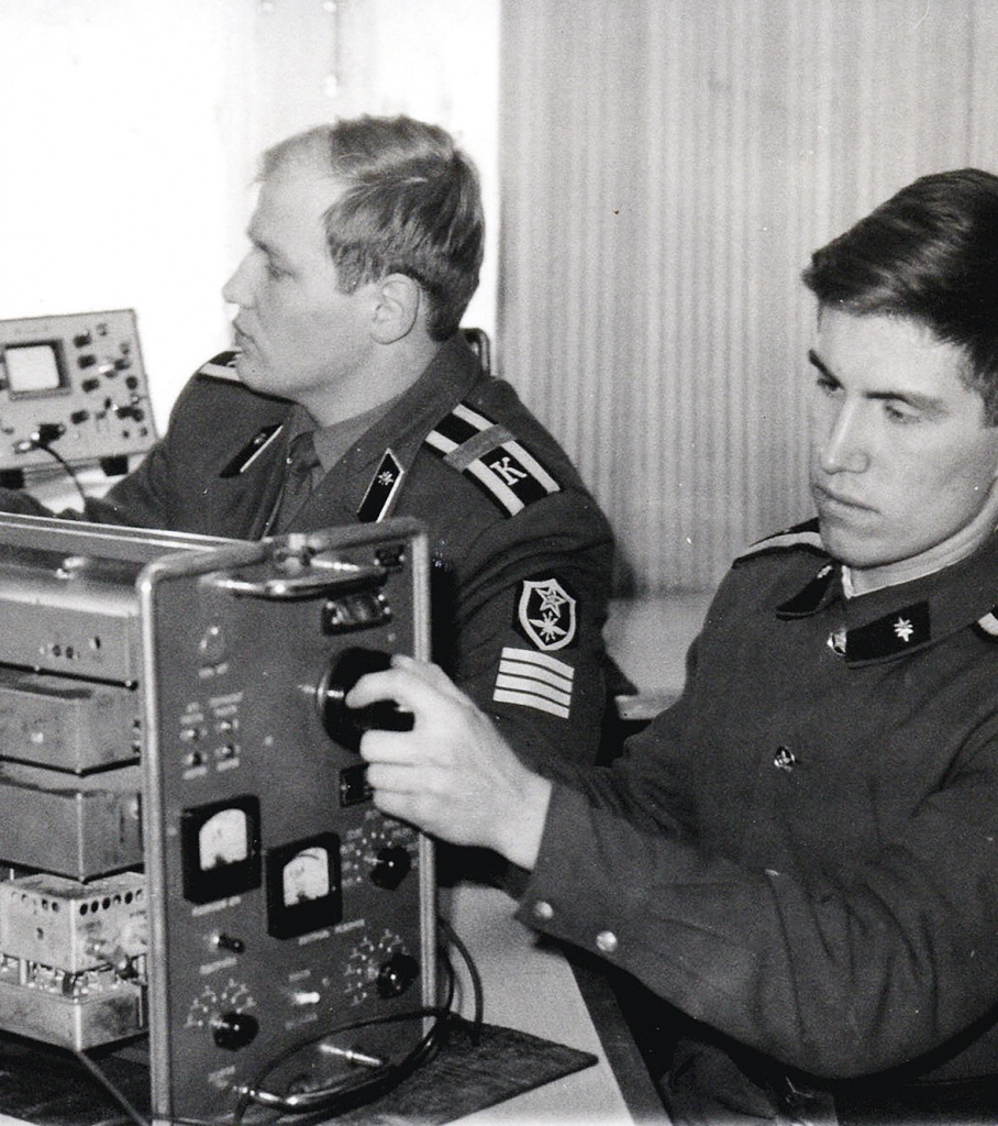 На занятиях в радиоклассе. 1970-е годы 