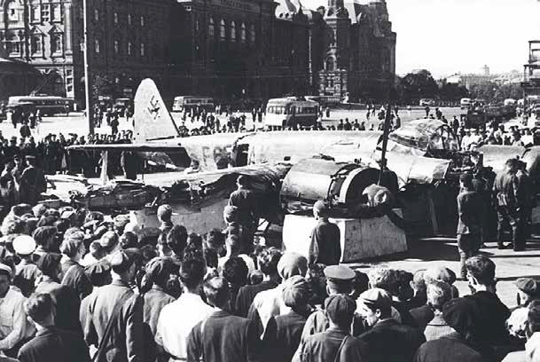 Демонстрация сбитого немецкого бомбардировщика на Площади Революции. Август 1941 г.