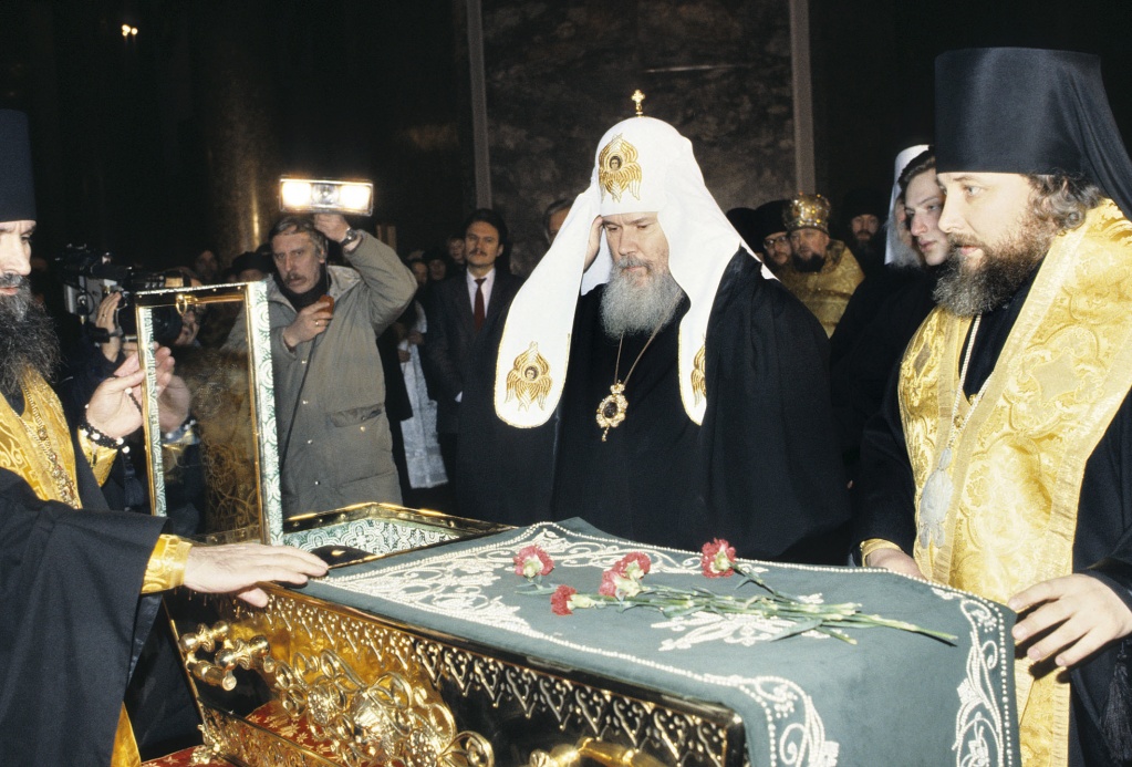Патриарх Московский и Всея Руси Алексий II во время церемонии передачи мощей Серафима Саровского Русской Православной Церкви