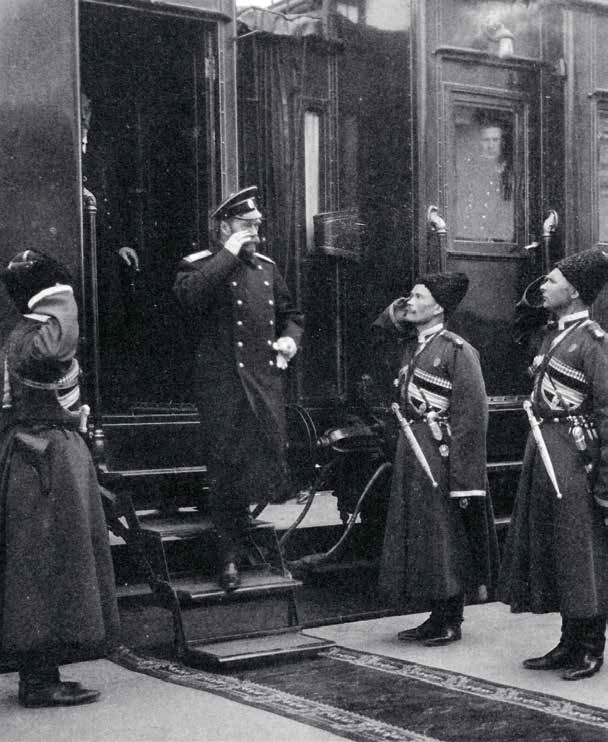 Торжественный выход императора Николая II из салон-вагона литерного поезда