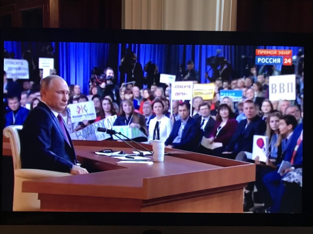 Президент России Владимир Путин отвечает на вопросы россиян во время ежегодной специальной программы "Прямая линия с Владимиром Путиным" в эфире российских телеканалов и радиостанций.
