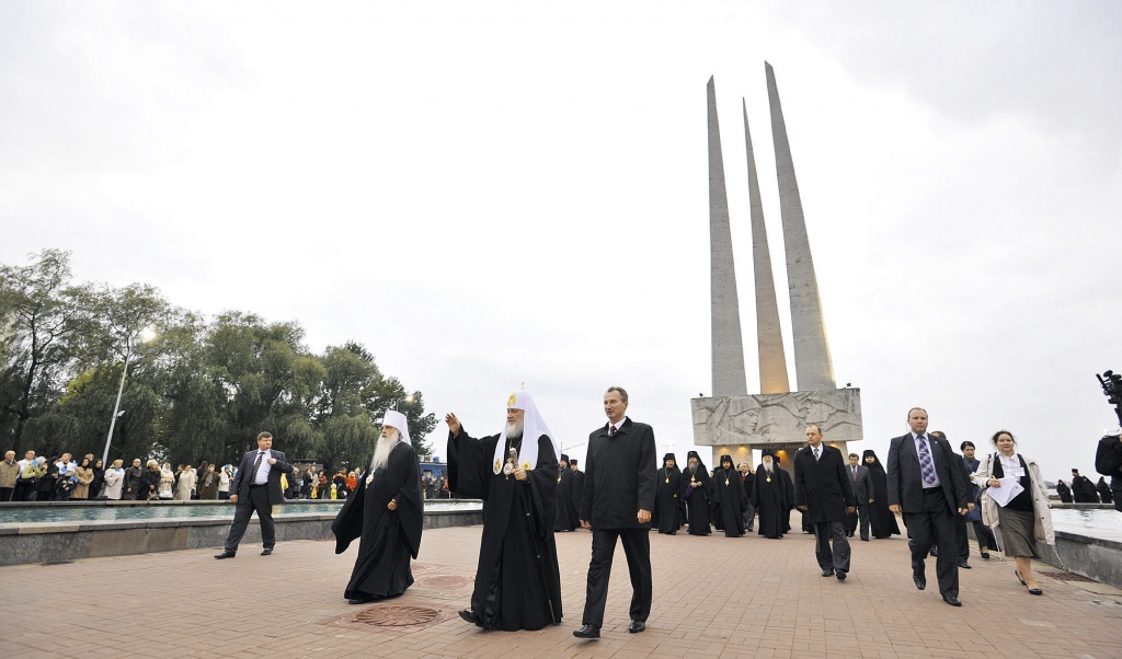 Церемония возложения венка к монументу на площади Победы в Витебске 