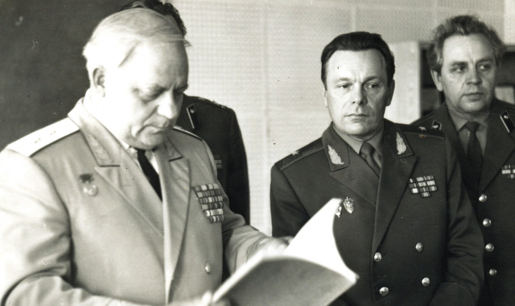 Начальник УПС КГБ СССР Ю.А. Толмачев в ходе проверки учебно-материальной базы училища. Конец 1970-х годов 